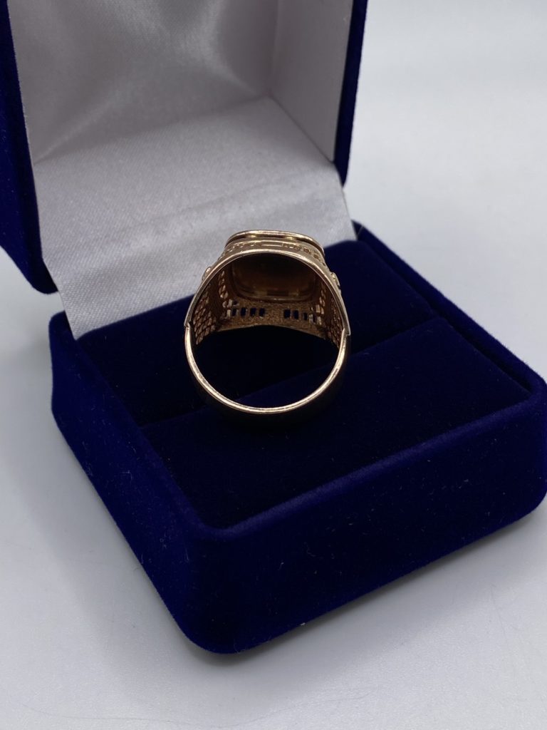 Широкое золотое кольцо с орнаментом, вид сверху
