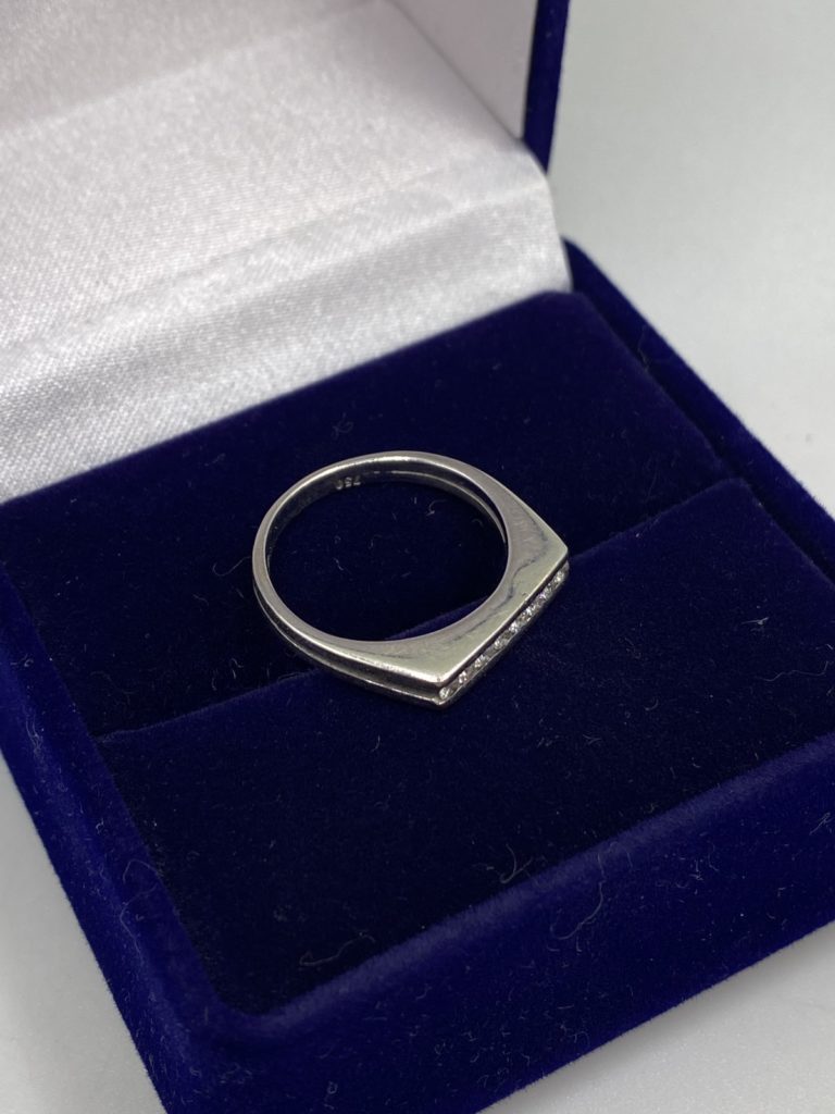 Серебряное кольцо в синем футляре, вид сверху