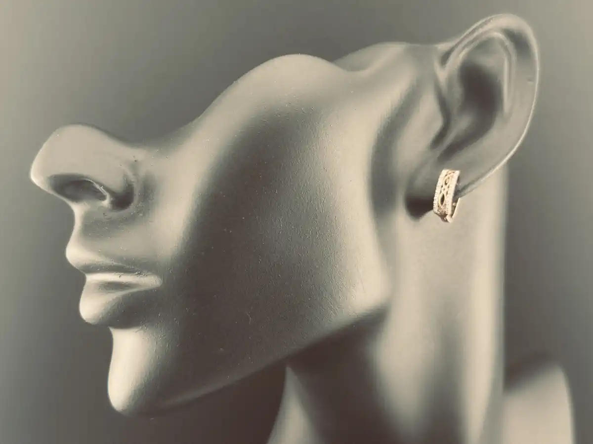 Золотая серьга в ухе