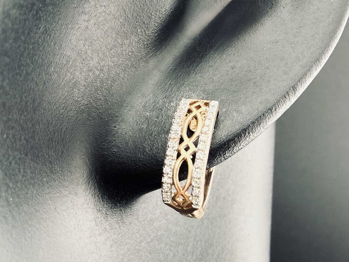 Золотая серьга с бриллиантами