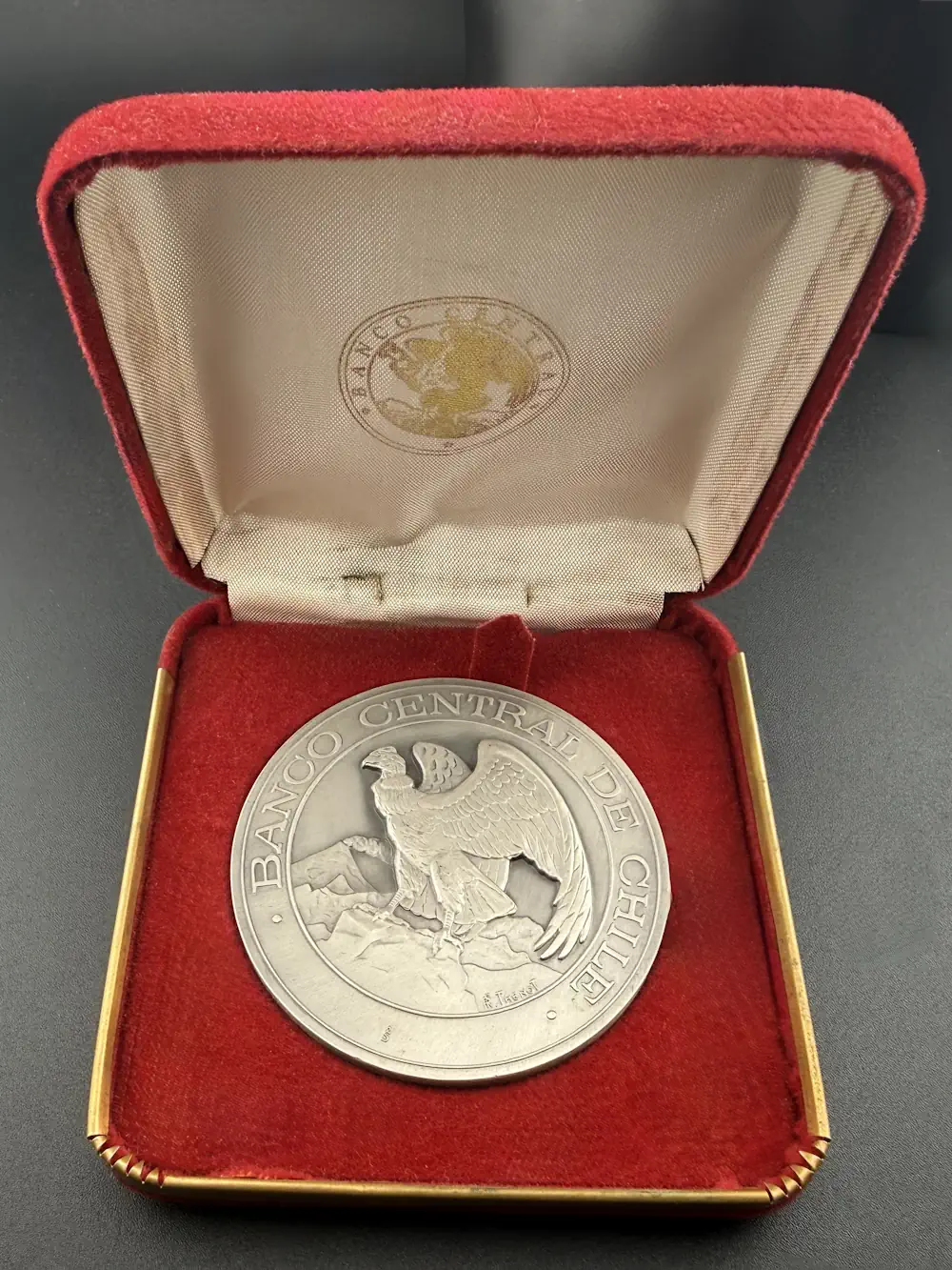 Серебряная настольная медаль