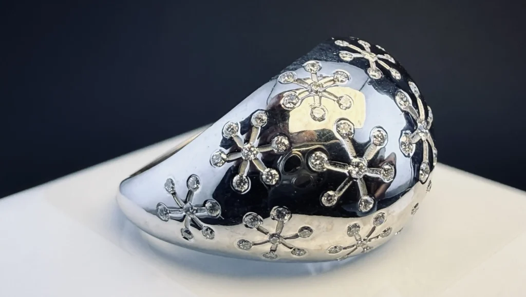 Серебряное кольцо с чёрным цветочным узором, боковой ракурс