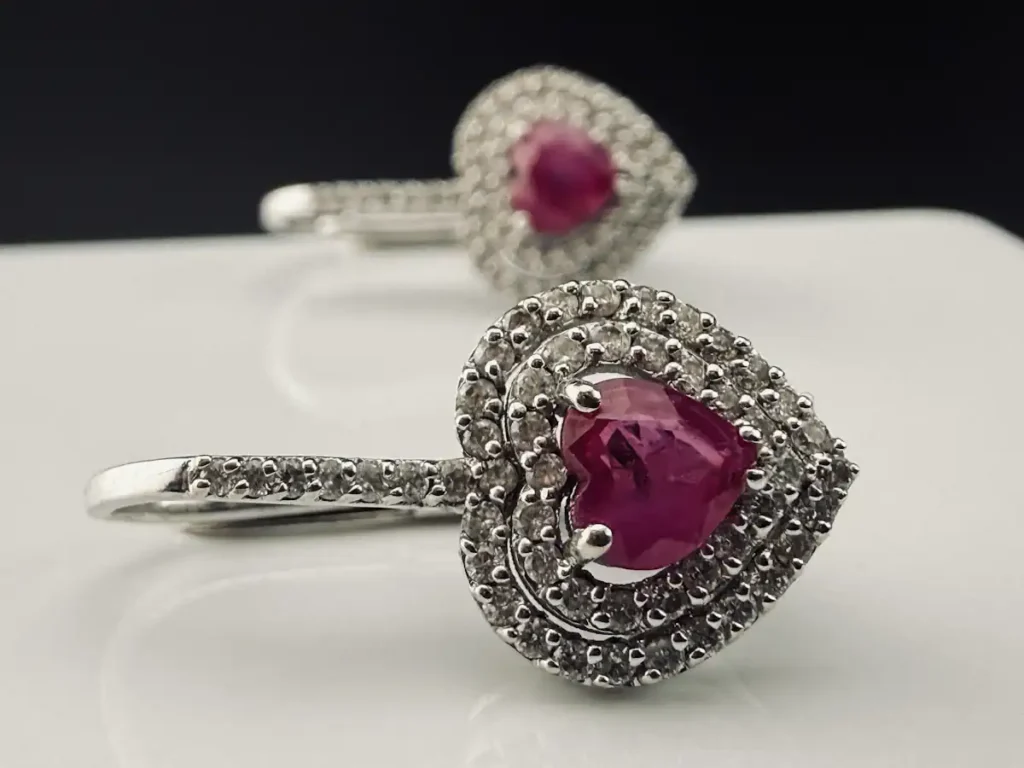 Серебряные серьги с розовыми камнями и обрамлением