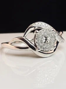 Кольцо с бриллиантом