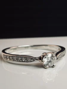 Помолвочное кольцо с бриллиантом спб