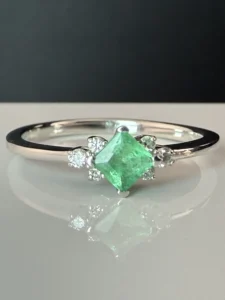 Кольцо с изумрудом